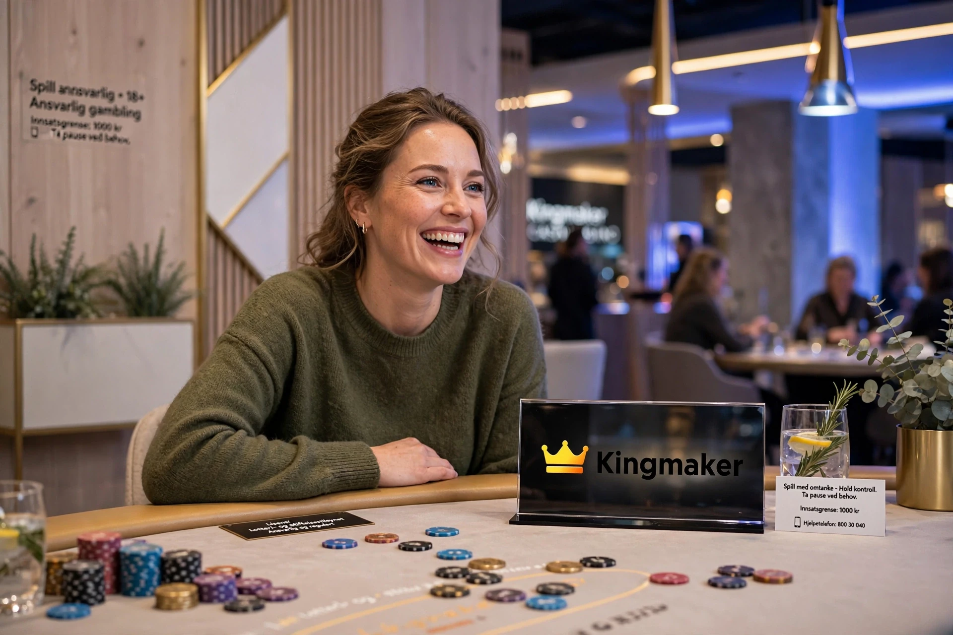 bonus i hendene til en mann på KINGMAKER CASINO